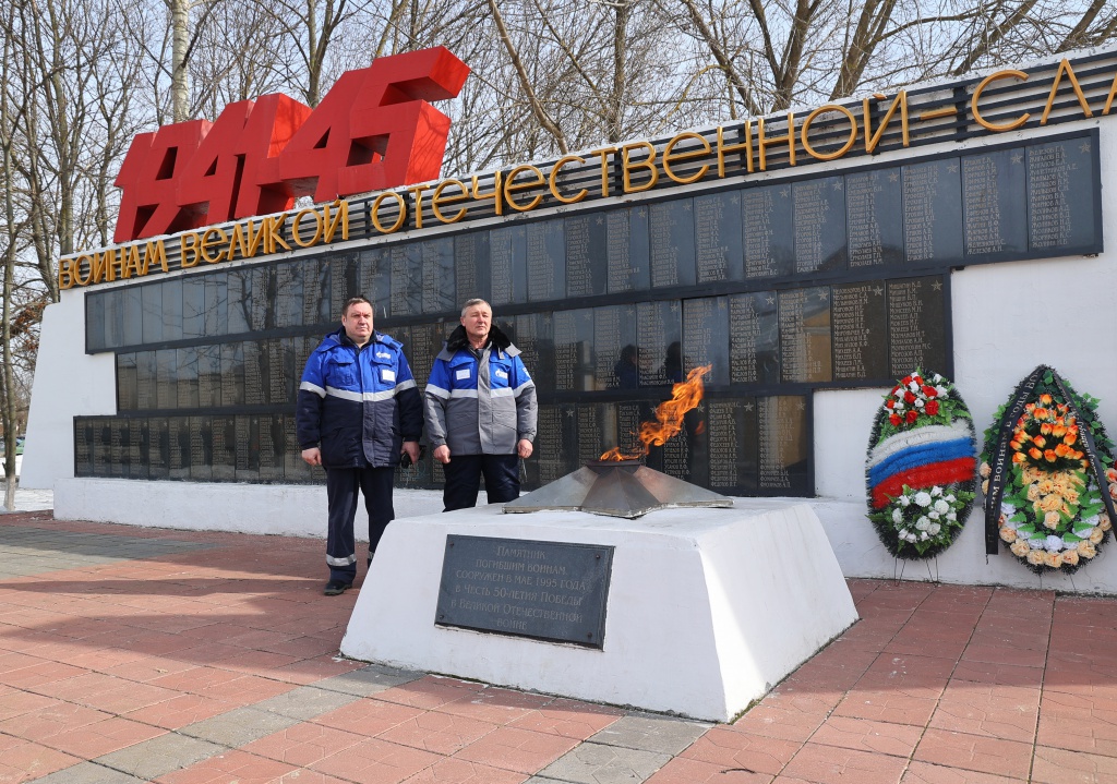У мемориала Вечный огонь в Собинке.jpg У мемориала Вечный огонь в Собинке.jpg