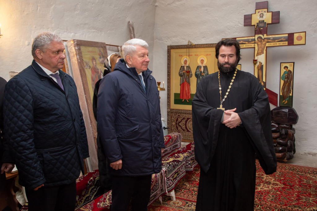В центре Юрий Пахомовский.jpeg В центре Юрий Пахомовский.jpeg
