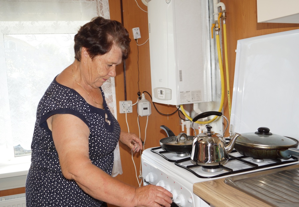 DSC04651_хозяйка_дома_в_Репино_зажигает_плиту.jpg