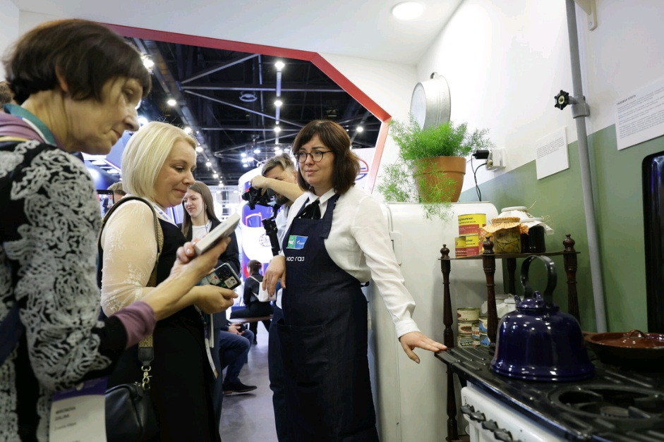 Журналисты в рамках экскурсии посетили стенд.jpg Журналисты в рамках экскурсии посетили стенд.jpg