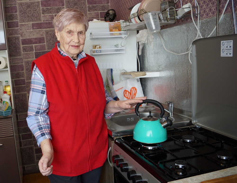 DSC05842_Хозяйка домаТамара Ивановна Билецкая проверяет работу газовой плиты.jpg