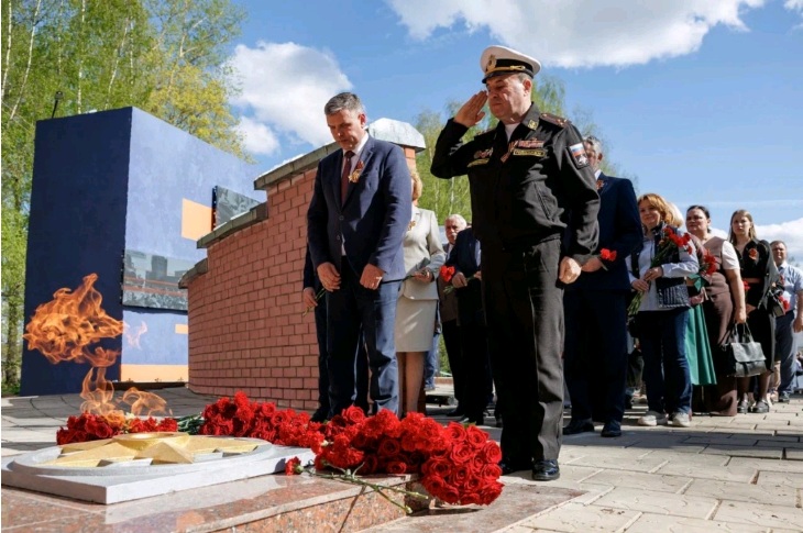 Возложение цветов к Вечному огню в Торжке.jpg Возложение цветов к Вечному огню в Торжке.jpg