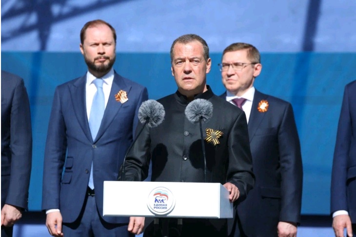 Дмитрий Медведев у трибуны.jpg Дмитрий Медведев у трибуны.jpg